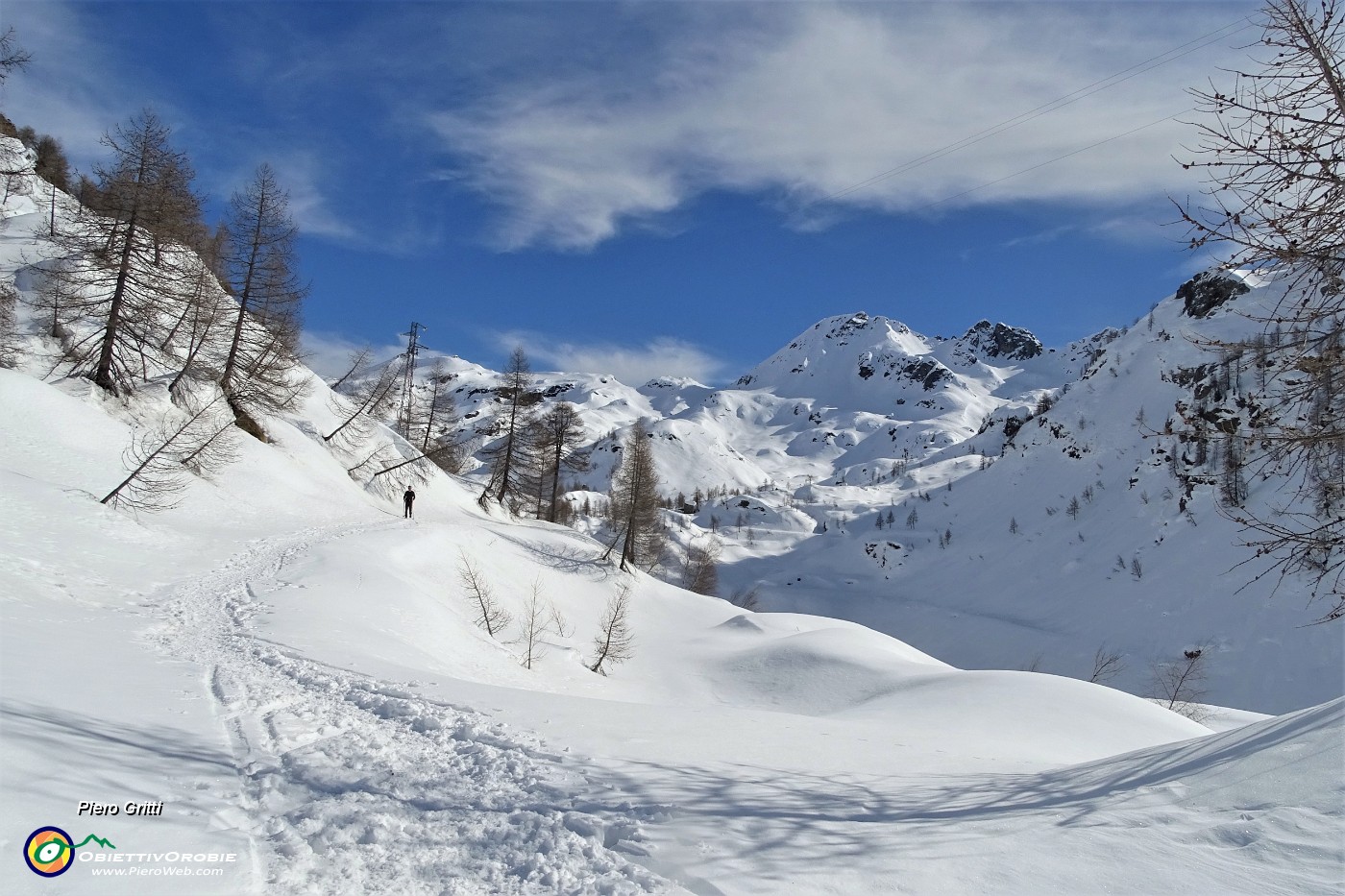 52 L'invaso del  Lago di Fregabolgia  in veste invernale, in letargo...senz'acqua, bianco di neve con vista sul Madonnino.JPG